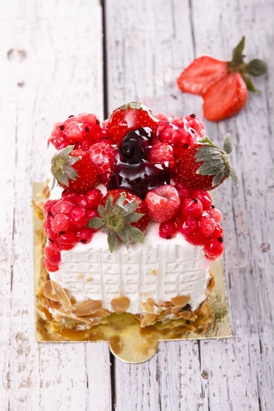 Nahaufnahme Von Süßem Kuchen Serviert Auf Hölzerner Tischplatte — Stockfoto