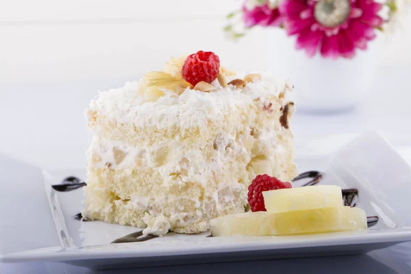 Vue Rapprochée Délicieux Gâteau Festif Sur Fond Blanc — Photo