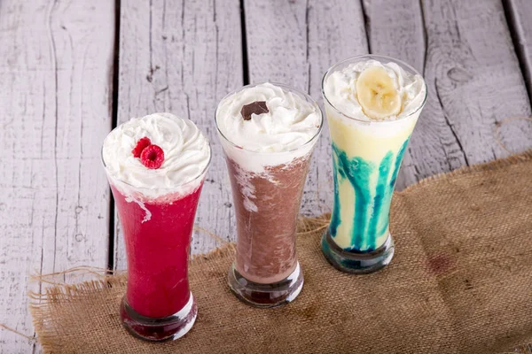 Süße Leckere Desserts Gläsern Auf Holztischplatte Angeordnet — Stockfoto
