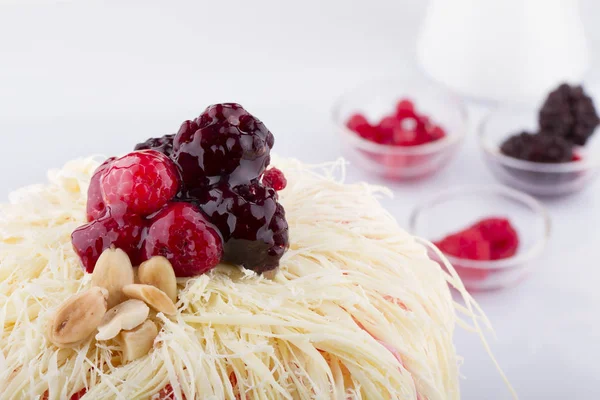 Beyaz Arka Plan Üzerinde Şenlikli Lezzetli Pasta Yakın Görünümü — Stok fotoğraf