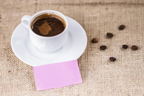 Primer Plano Vista Taza Café Tarjeta Blanco Sobre Fondo Saco — Foto de Stock