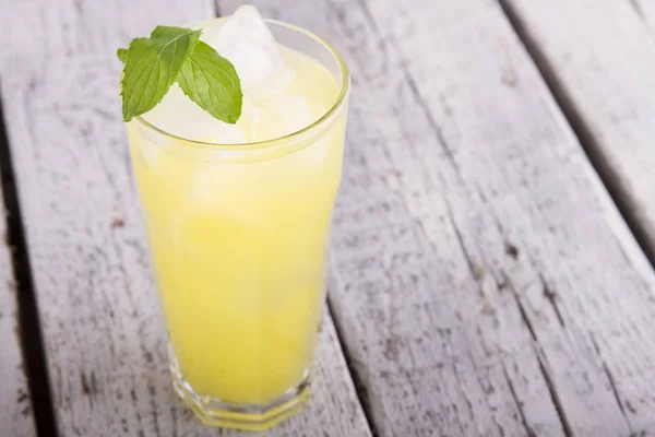 Refrescante Bebida Com Gelo Hortelã Pano Fundo Madeira — Fotografia de Stock