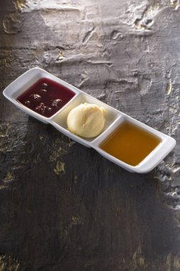 koyu gri arka plan üzerinde kase lezzetli souces yakından görünümü