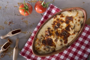 taze ev yapımı çanak üzerinde gri masa üstü pişmiş