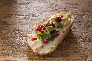beton masa üzerinde tatlı reçelli ekmek parçası