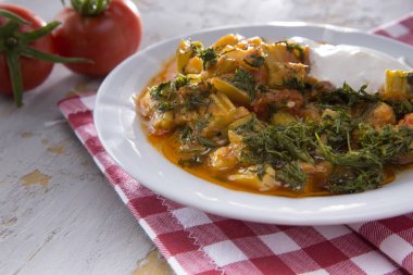 taze ev yapımı çanak üzerinde gri masa üstü pişmiş