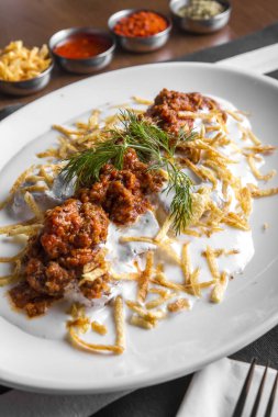 tabakta servis edilen et ile taze pişmiş yemek