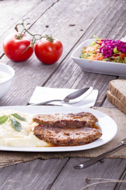 ahşap yüzeyde servis edilen ev yapımı yemeklerin yakın görünümü