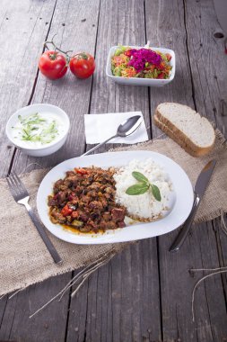 ahşap yüzeyde servis edilen ev yapımı yemeklerin yakın görünümü