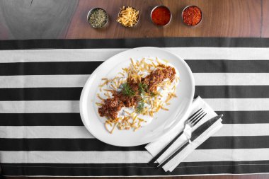 tabakta servis edilen et ile taze pişmiş yemek