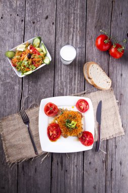 ahşap masa üzerinde servis edilen çeşitli ev yapımı yemeklerin üst görünümü