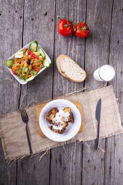 ahşap masa üzerinde servis edilen çeşitli ev yapımı yemeklerin üst görünümü