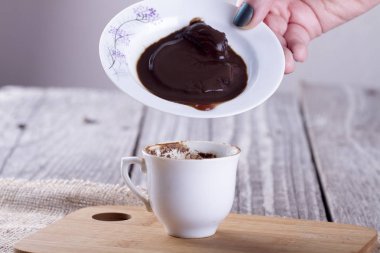 Sıcak çikolata ve seramik kupa