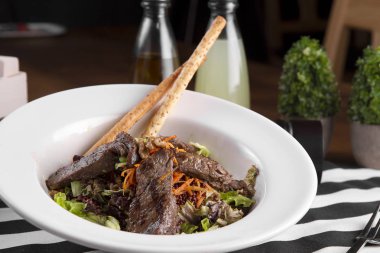 tabakta servis edilen lezzetli salatanın yakın görünümü