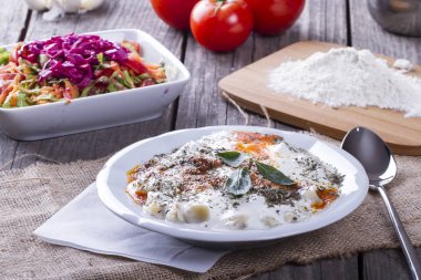 ev yapımı kızarmış yumurta tabakta