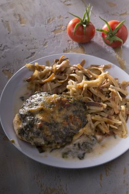 taze ev yapımı çanak üzerinde gri masa üstü pişmiş