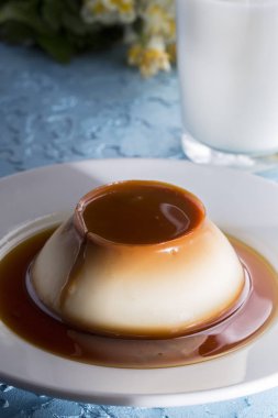 Görünümü bardak süt ve şekerli tatlı mavi zemin üzerine kapatın