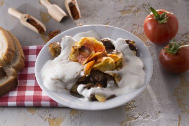 tabakta pişmiş ev yapımı çanak görünümünü kapat