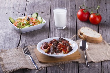 ahşap zemin üzerinde cam lezzetli ev yapımı yemek ve ayran içecek yakından görünümü