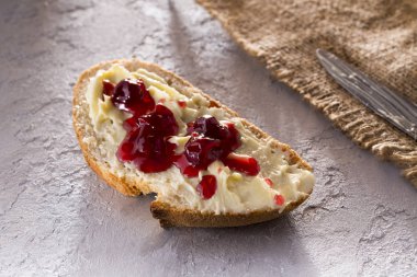 beton masa üzerinde tatlı reçelli ekmek parçası