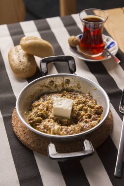 sofrada tencerede servis edilen pişmiş yemek