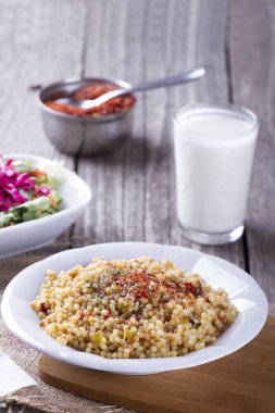 ahşap zemin üzerinde cam lezzetli ev yapımı yemek ve ayran içecek yakından görünümü