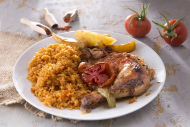 ev yapımı kızarmış tavuk, pilav ve patates tabakta