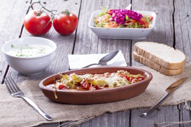 ahşap masa üzerinde hizmet yemekleri görünümünü kapat