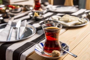 servis ahşap masa üzerinde sıcak aromatik çay yakın görünümü