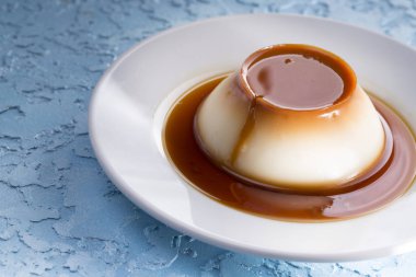 şekerli tatlı görünümü mavi masada kadar kapatın