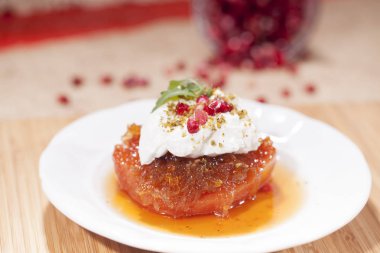 nar tohumu ile lezzetli tatlı tatlı