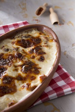 taze ev yapımı çanak üzerinde gri masa üstü pişmiş