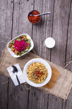 ahşap masa üzerinde servis edilen çeşitli ev yapımı yemeklerin üst görünümü