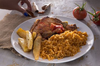 ev yapımı kızarmış tavuk, pilav ve patates tabakta