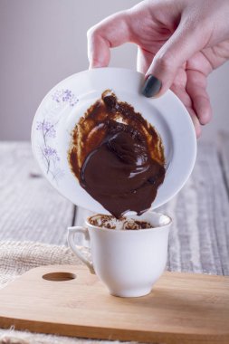 Sıcak çikolata ve seramik kupa