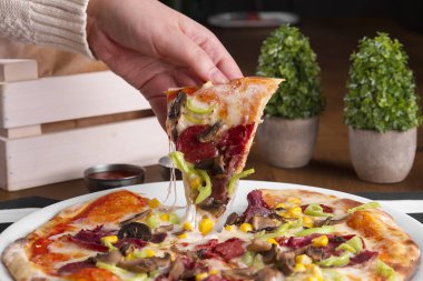 İtalyan pizza dilim alarak kişinin kırpılmış atış