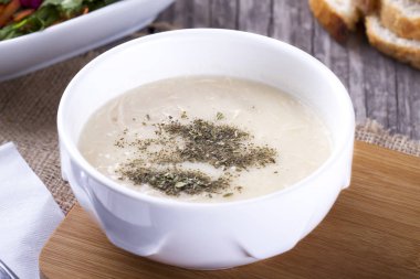 Arka planda vejetaryen krem çorbası, yakın çekim