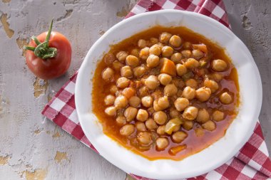 gri zemin üzerine kapta Nohut ile yemek pişmiş