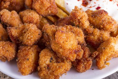 ev yapımı kızarmış tavuk ve patates kızartması yakından görünümü