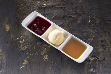 koyu gri arka plan üzerinde kase lezzetli souces yakından görünümü