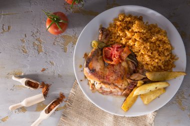 ev yapımı kızarmış tavuk, pilav ve patates tabakta
