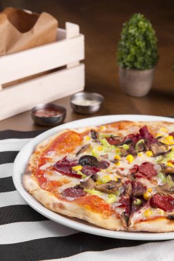 tabakta servis edilen lezzetli İtalyan pizzasının yakından görünümü