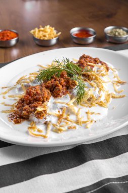 tabakta servis edilen et ile taze pişmiş yemek