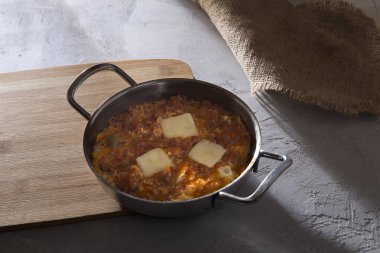 ev yapımı sıcak tabak tencere içinde görünümü gri masa üzerinde kadar kapatın