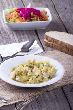 ahşap masa üzerinde hizmet yemekleri görünümünü kapat