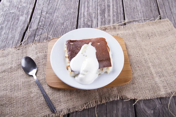 Nahaufnahme Von Gekochtem Dessert Auf Teller Auf Hölzerner Tischplatte — Stockfoto