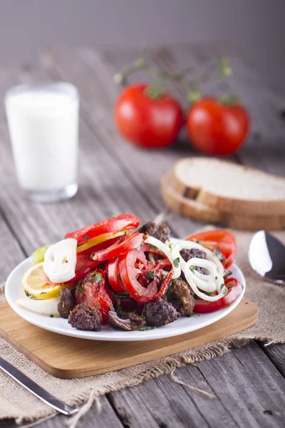 Nahaufnahme Von Köstlichem Hausgemachtem Gericht Und Ayran Getränk Glas Auf — Stockfoto