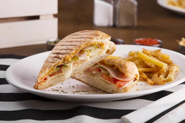 접시에 샌드위치와 튀김의 가까이보기 — 스톡 사진