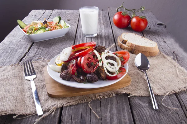 Närbild Hemlagad Mat Och Glas Mjölk Trä Bordsskiva — Stockfoto