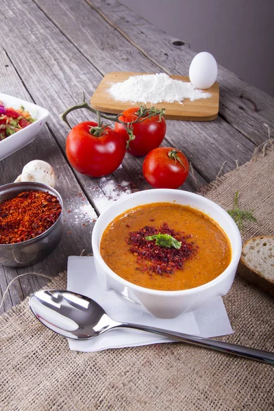 Leckere Hausgemachte Suppe Mit Tomaten Auf Holztischplatte Serviert — Stockfoto